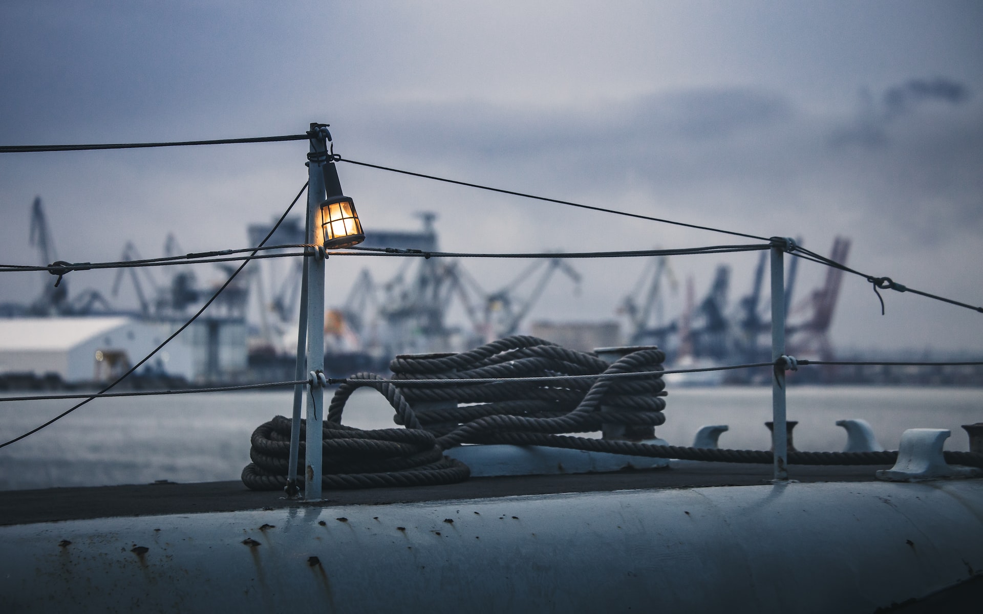 Why are shipyard workers more likely to suffer from asbestos diseases?